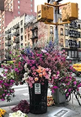 Ravensburger: Jigsaw Puzzle Puzzle Moments: Flowers in New York - 300 Pieces Puzzle - GamesLand Canada
