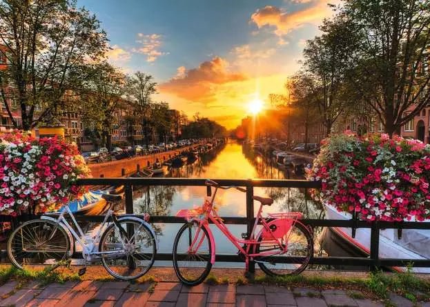 Ravensburger: Jigsaw Puzzle Bicycles in Amsterdam - 1000 Pieces Puzzle - GamesLand Canada